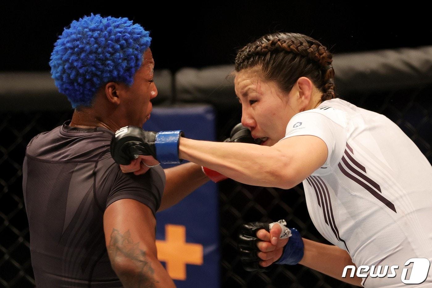 김지연&#40;오른쪽&#41;이 UFC 4연패에 빠졌다.ⓒ AFP=뉴스1