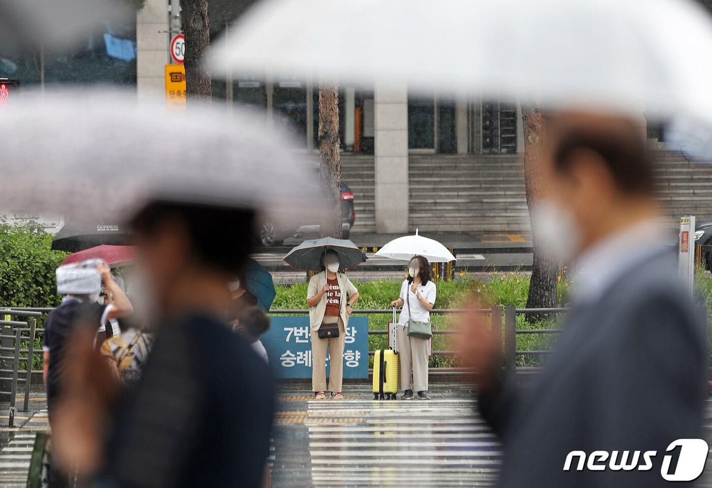 제5호 태풍 &#39;송다&#39;가 북상 중인 31일 서울역 앞에서 시민들이 우산을 쓴 채 걷고 있다. 2022.7.31/뉴스1 ⓒ News1 조태형 기자