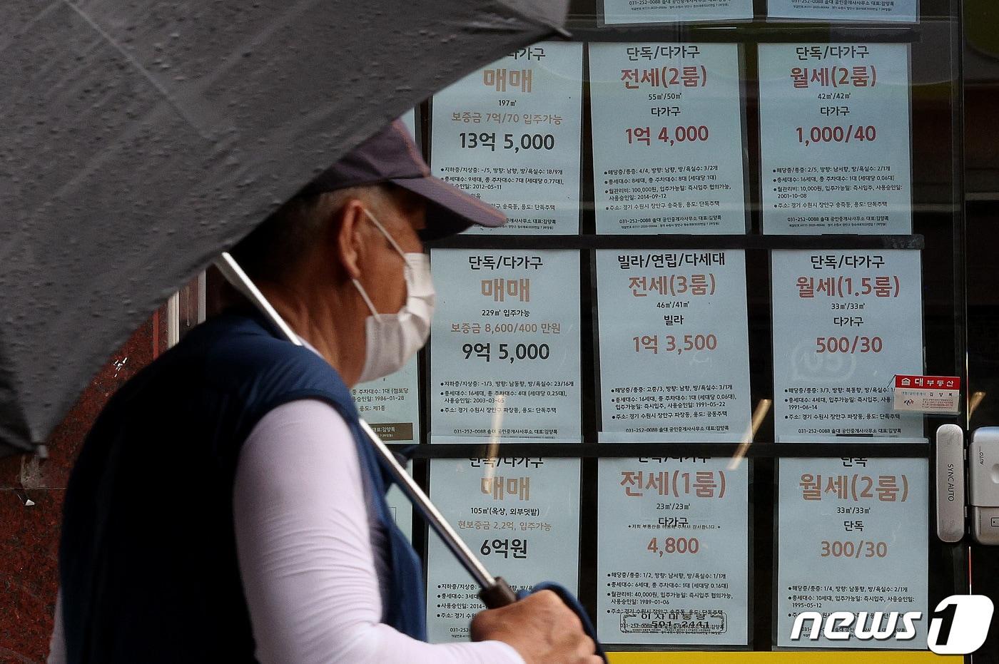 경기 수원시 장안구에 위치한 한 공인중개사 사무소에 부동산 매물정보가 붙어 있다.  2022.7.31/뉴스1 ⓒ News1 이동해 기자