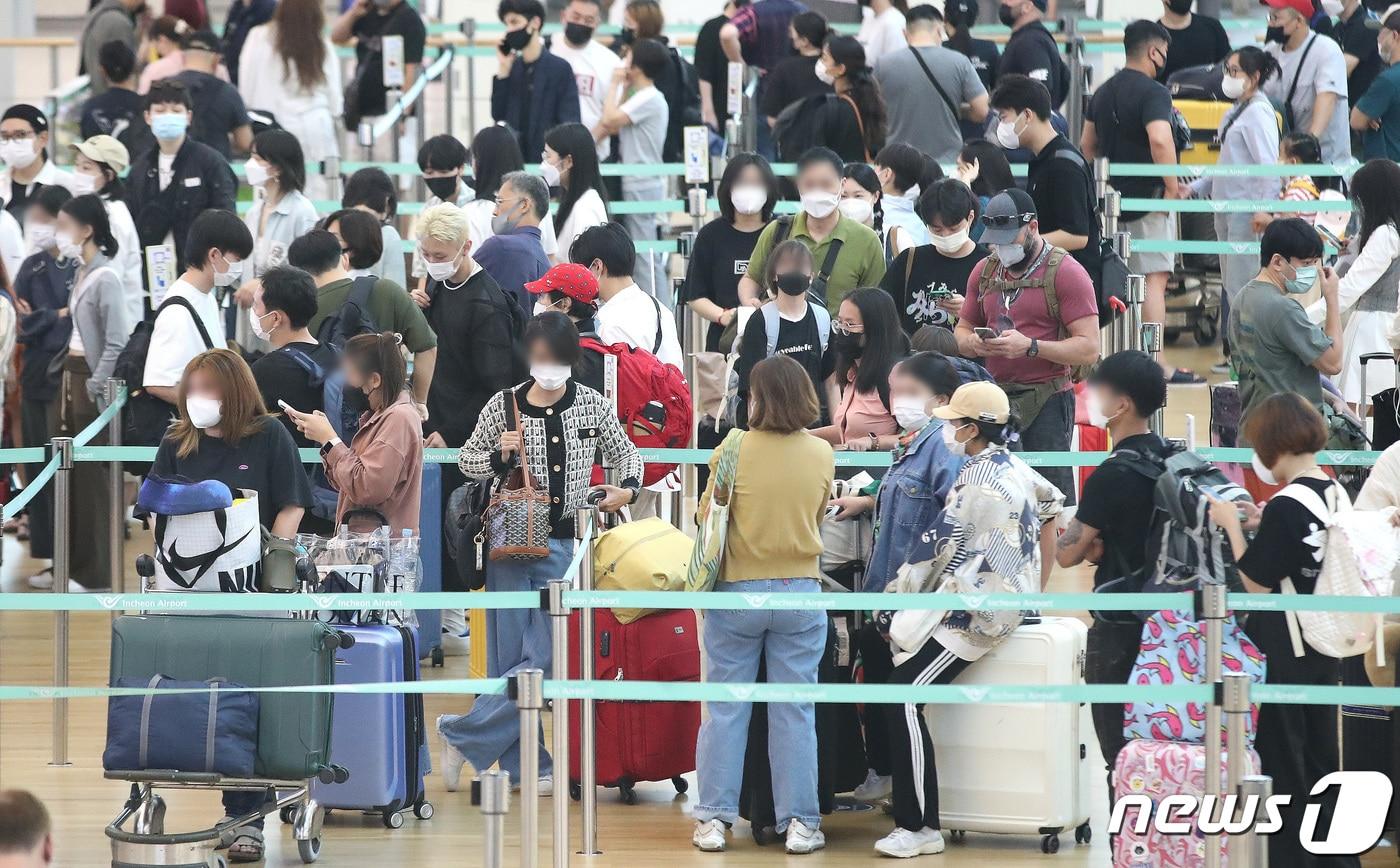 4일 오전 인천국제공항 제1여객터미널 출국장에서 여행객들이 탑승수속을 기다리고 있다. 2022.7.4/뉴스1 ⓒ News1 임세영 기자
