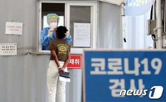 대전 유성구 월드컵경기장 주차장에 마련된 선별진료소/뉴스1 ⓒ News1 김기태 기자