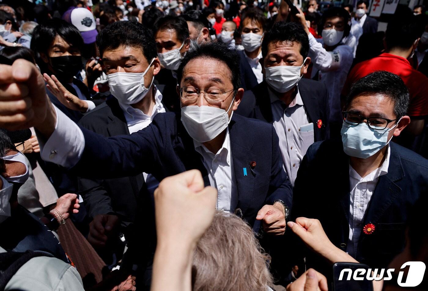 일본 집권당 자민당 총재인 기시다 후미오 일본 총리가 도쿄 남쪽 가와사키에서 참의원 선거연설을 한 뒤 유권자들과 주먹다짐하는 모습. ⓒ 로이터=뉴스1 ⓒ News1 이서영 기자