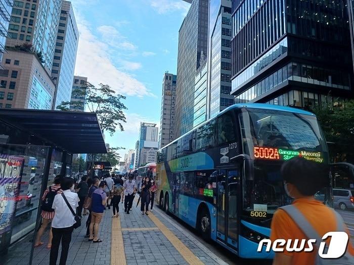 10일 서울 강남역 인근 버스정류장에서 사람들이 하차하고 있다. 2022.8.10 뉴스1/임세원 기자ⓒ news1