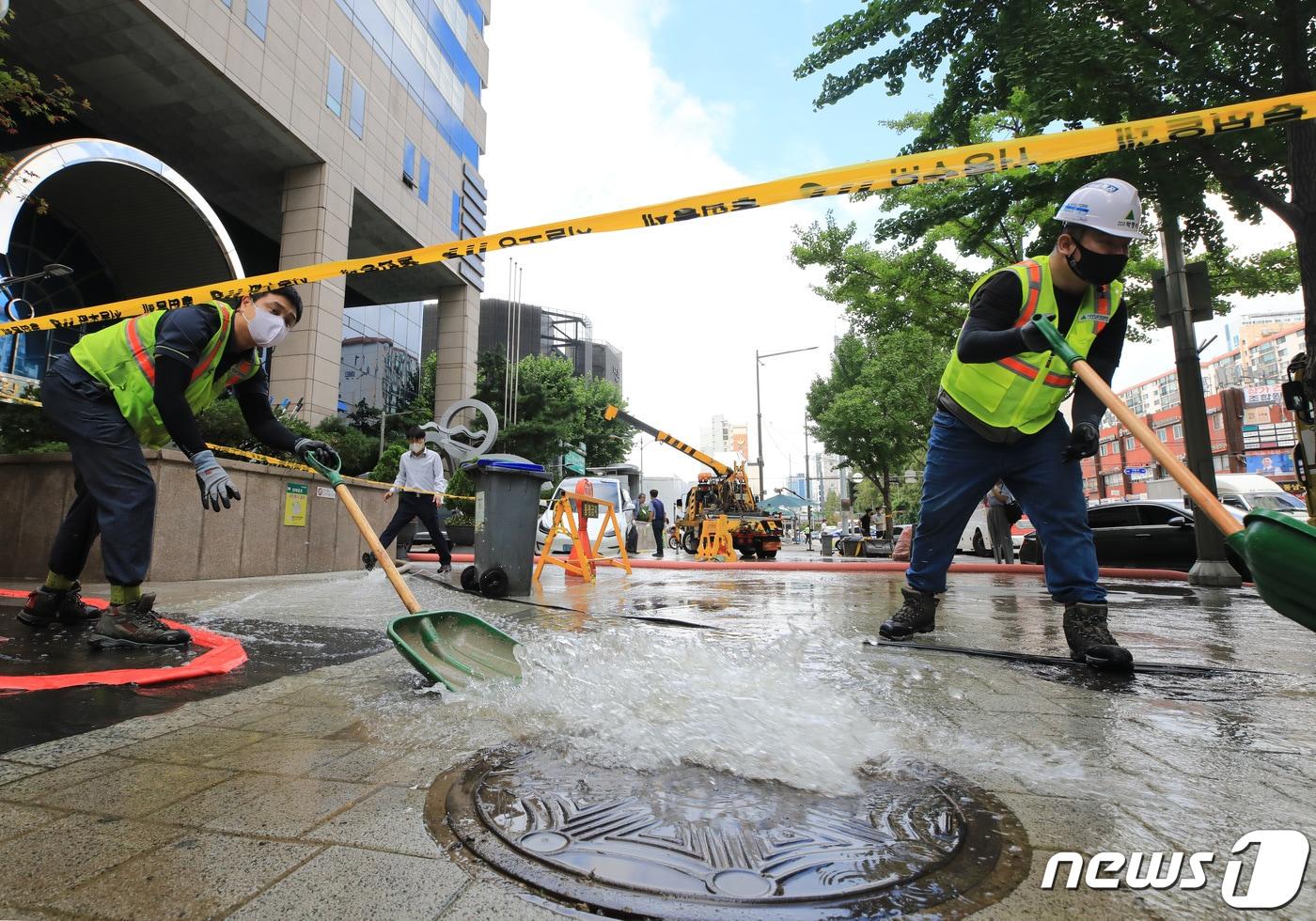 10일 오전 서울 서초구 진흥아파트 사거리 일대에서 배수 및 수해복구 작업이 한창이다. 2022.8.10/뉴스1 ⓒ News1 구윤성 기자