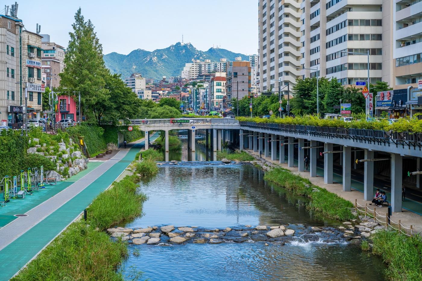 신림교에서 바라본 별빛내린천의 풍경, 뒤로는 관악산이 보인다&#40;서울관광재단 제공&#41;ⓒ 뉴스1