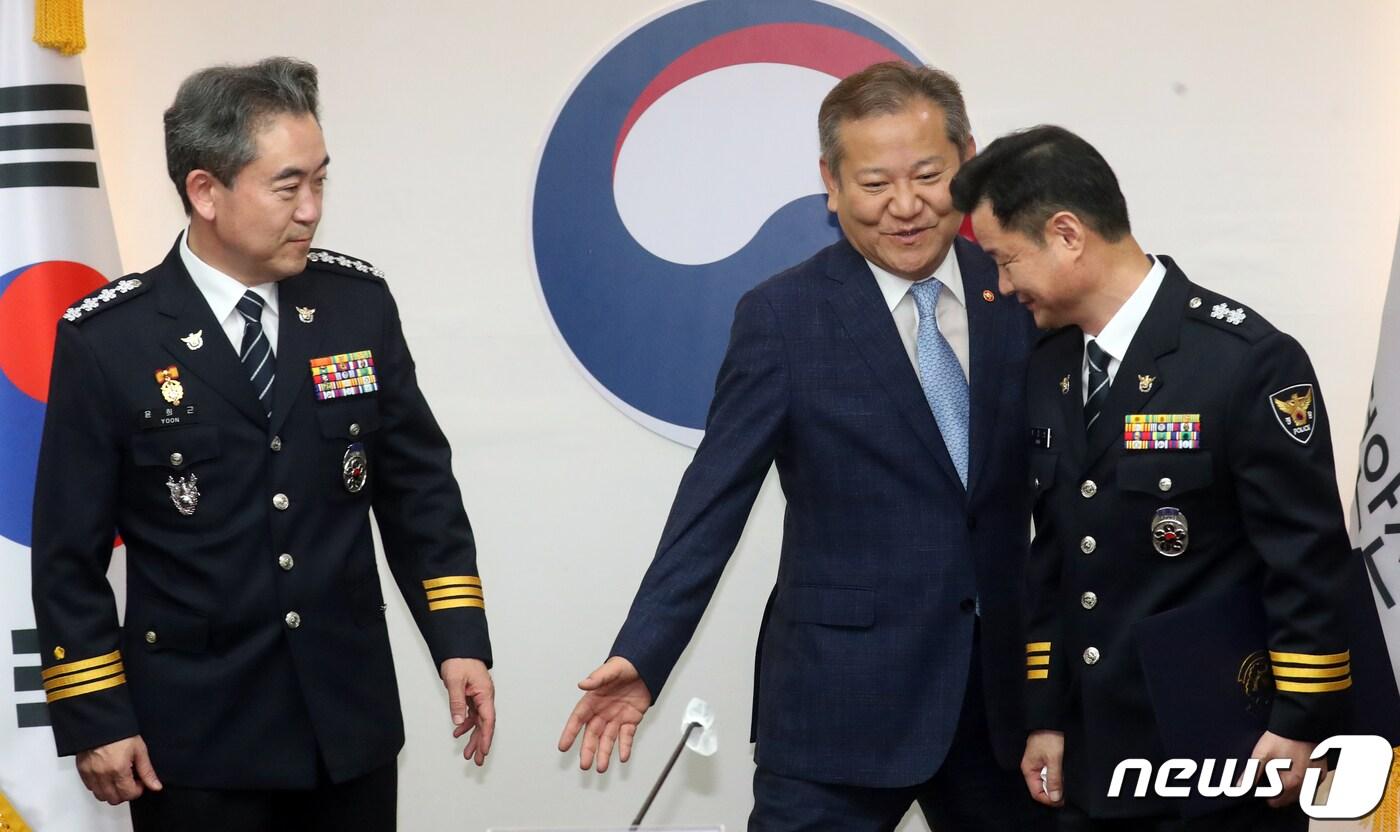 이상민 행정안전부 장관&#40;가운데&#41;과 윤희근 경찰청장&#40;왼쪽&#41;이 지난 12일 서울 종로구 세종대로 정부서울청사에서 열린 치안정감, 치안감 승진 임명장 수여식에서 박정보 서울경찰청 수사차장과 대화를 하고 있다. /뉴스1 ⓒ News1 김명섭 기자