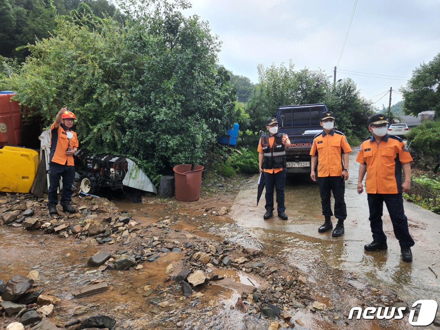 이흥교 소방청장이 14일 오후 충남 부여군에서 집중호우로 물길에 휩쓸린 실종자 수색 현장을 점검하고 있다.&#40;소방청 제공&#41; 2022.8.14/뉴스1 ⓒ News1 신웅수 기자