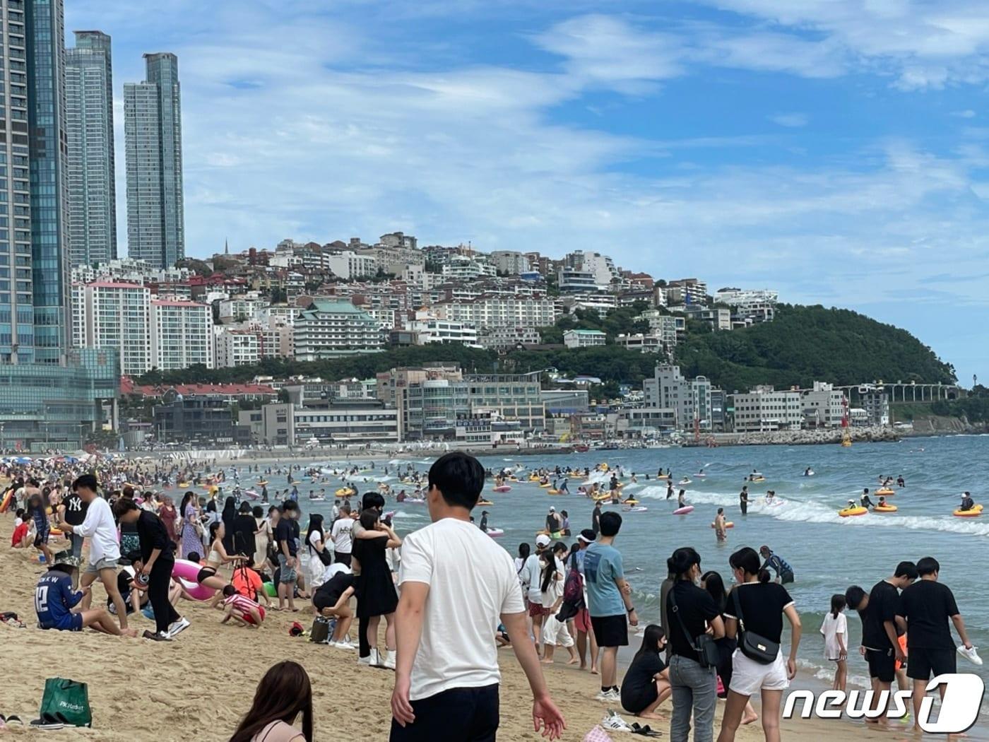 광복절 연휴 마지막날인 15일 오후 부산 해운대해수욕장이 피서객들로 붐비고 있다. 2022.8.15/ ⓒ News1 이유진 기자