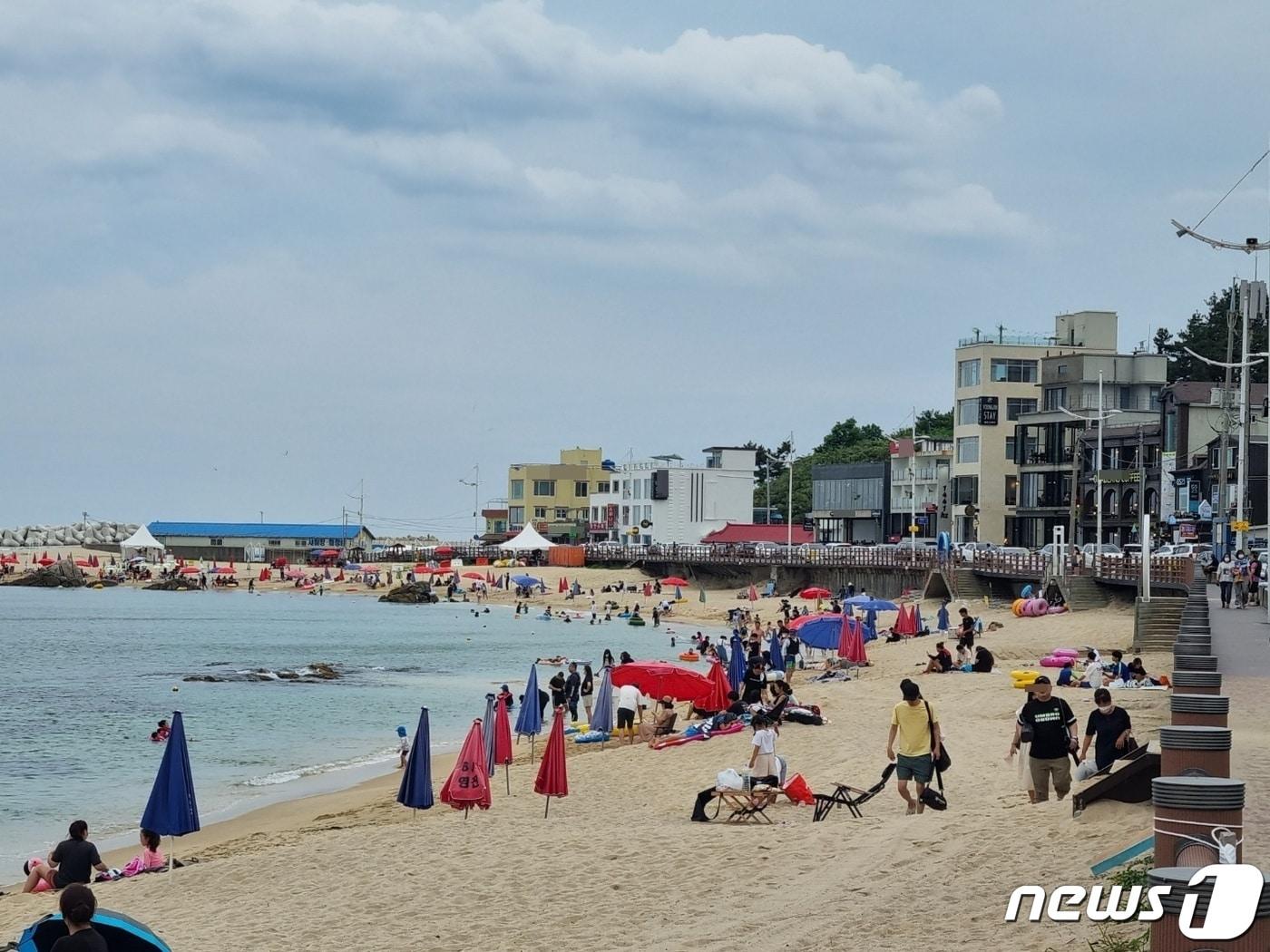 광복절 연휴이자 피서철 막바지인 15일 강원 강릉 영진해변에 가족단위 피서객들이 마지막 여름을 즐기고 있다. 2022.8.15/뉴스1 윤왕근 기자