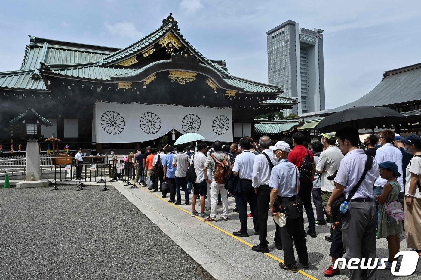 일본의 2차대전 패전 77주년을 맞은 15일&#40;현지시간&#41; 태평양전쟁 A급 전범이 합사된 도쿄 야스쿠니신사에는 일반 시민들의 참배 행렬이 늘어져 있다. 2022.08.15 ⓒ AFP=뉴스1 ⓒ News1 정윤미 기자