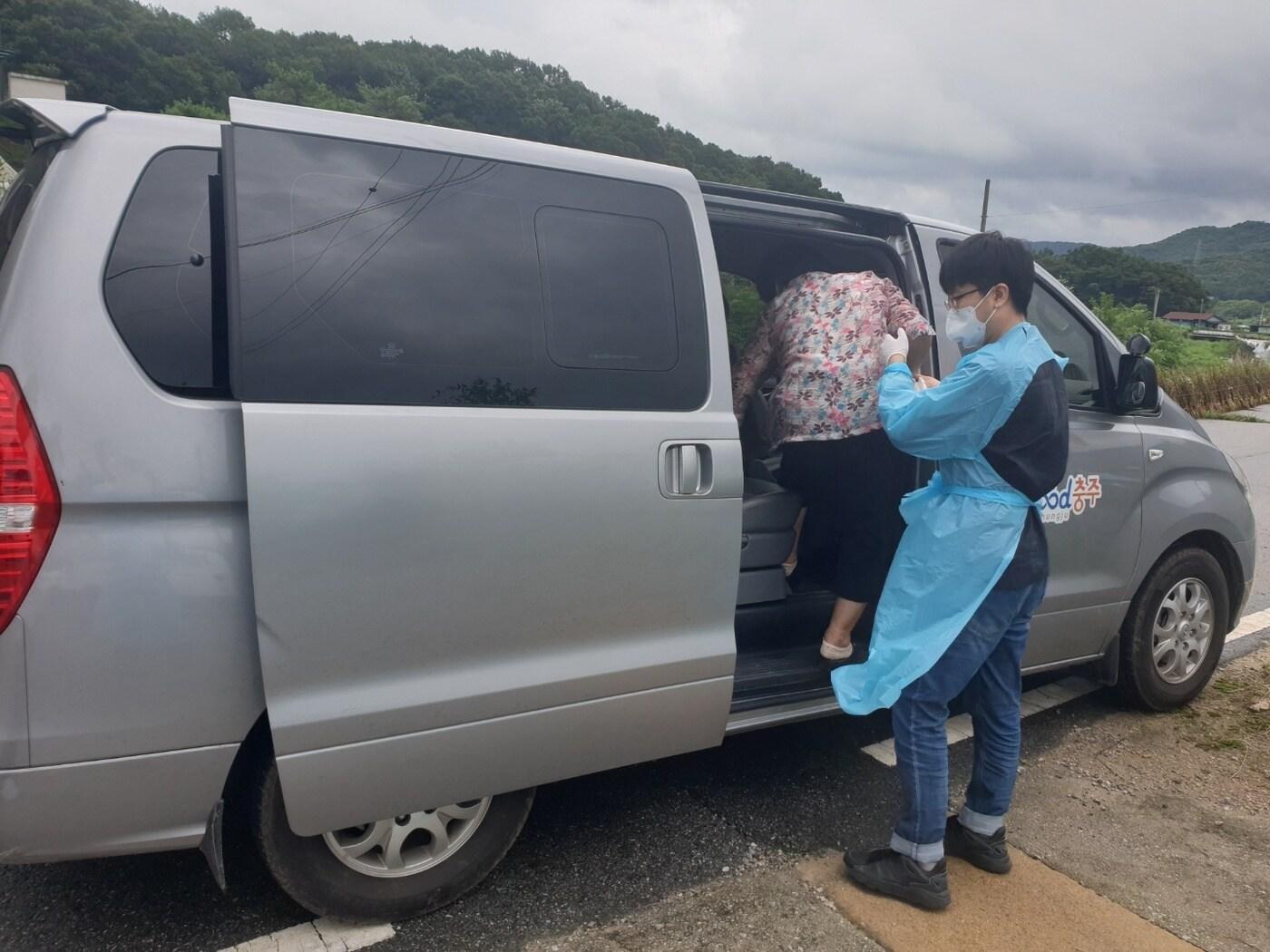 16일 충북 충주시는 코로나19 재유행에 대비해 고위험군을 대상으로 적극적인 백신 접종을 하고 있다고 밝혔다. 사진은 .보건소의 거동 불편자 이동 서비스 제공 모습.&#40;충주시 제공&#41;2022.8.16/뉴스1