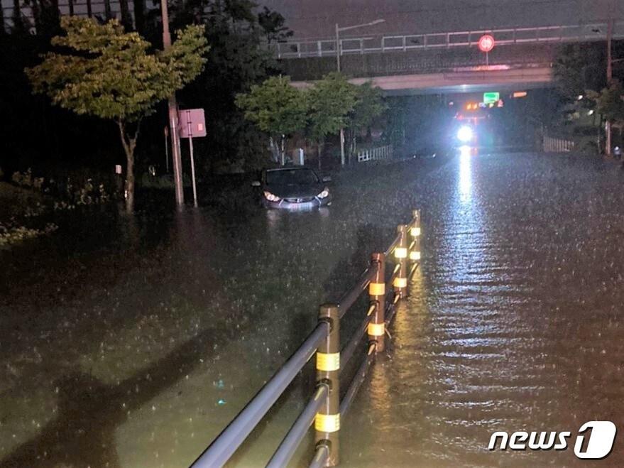 16일 오전 5시4분께 전북 완주군 이서면 갈산리 인근 도로에서는 차량이 침수되며 1명이 차 안에 갇혔지만, 신고를 받고 출동한 119대원에 의해 무사히 구조됐다.&#40;전북소방본부 제공&#41;2022.8.16/뉴스1