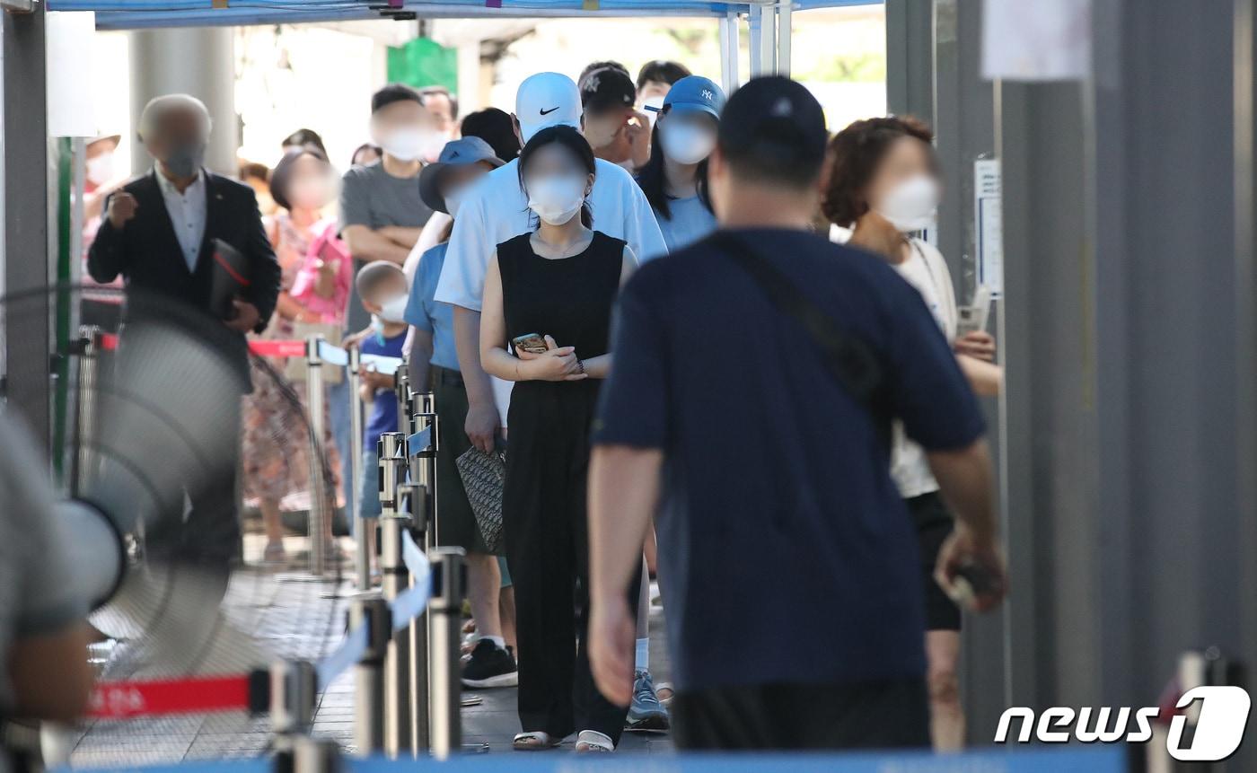 16일 오전 서울 용산구보건소 신종 코로나바이러스 감염증&#40;코로나19&#41; 선별진료소에서 시민들이 검사를 기다리고 있다. 2022.8.16/뉴스1 ⓒ News1 임세영 기자