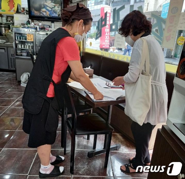 광진구청 관계자가 관내 김밥전문점을 대상으로 위생점검을 벌이고 있다.  