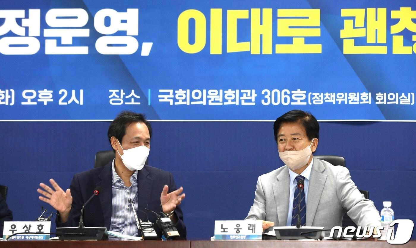 우상호 더불어민주당 비상대책위원장&#40;왼쪽&#41;이 16일 오후 서울 여의도 국회 의원회관에서 열린 ‘윤석열 정권 100일 평가 토론회’에서 노웅래 민주연구원장과 대화하고 있다. &#40;공동취재&#41; 2022.8.16/뉴스1 ⓒ News1 이재명 기자