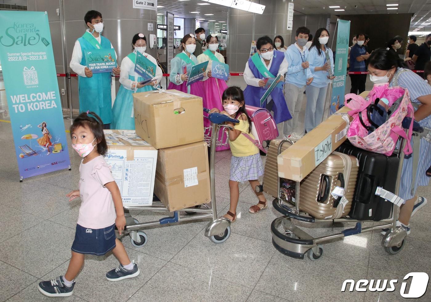 부산관광공사 직원들과 한국방문위원회 직원들이 16일 부산 강서구 김해국제공항 국제선청사에서 정부의 특별시행에 따라 지난 4일부터 8월 한 달간 무비자 입국이 허용된 일본인 관광객들을 맞이하고 있다. 2022.8.16/뉴스1 ⓒ News1 김영훈 기자