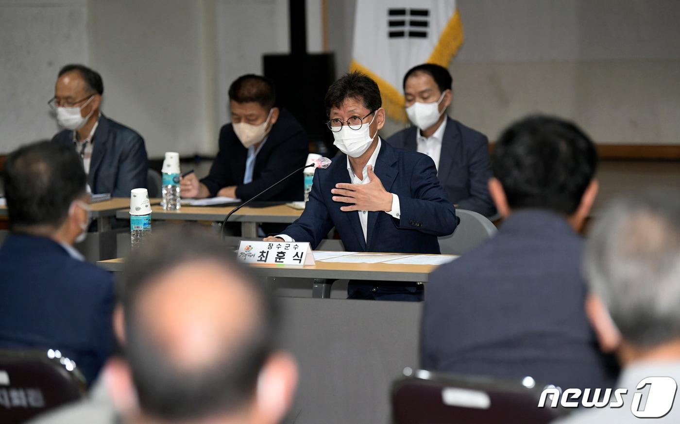 최훈식 전북 장수군수가 &#39;군민과의 대화&#39; 첫날인 16일, 번암면 주민들과 소통하고 있다.&#40;장수군 제공&#41;2022.8.16./ⓒ 뉴스1