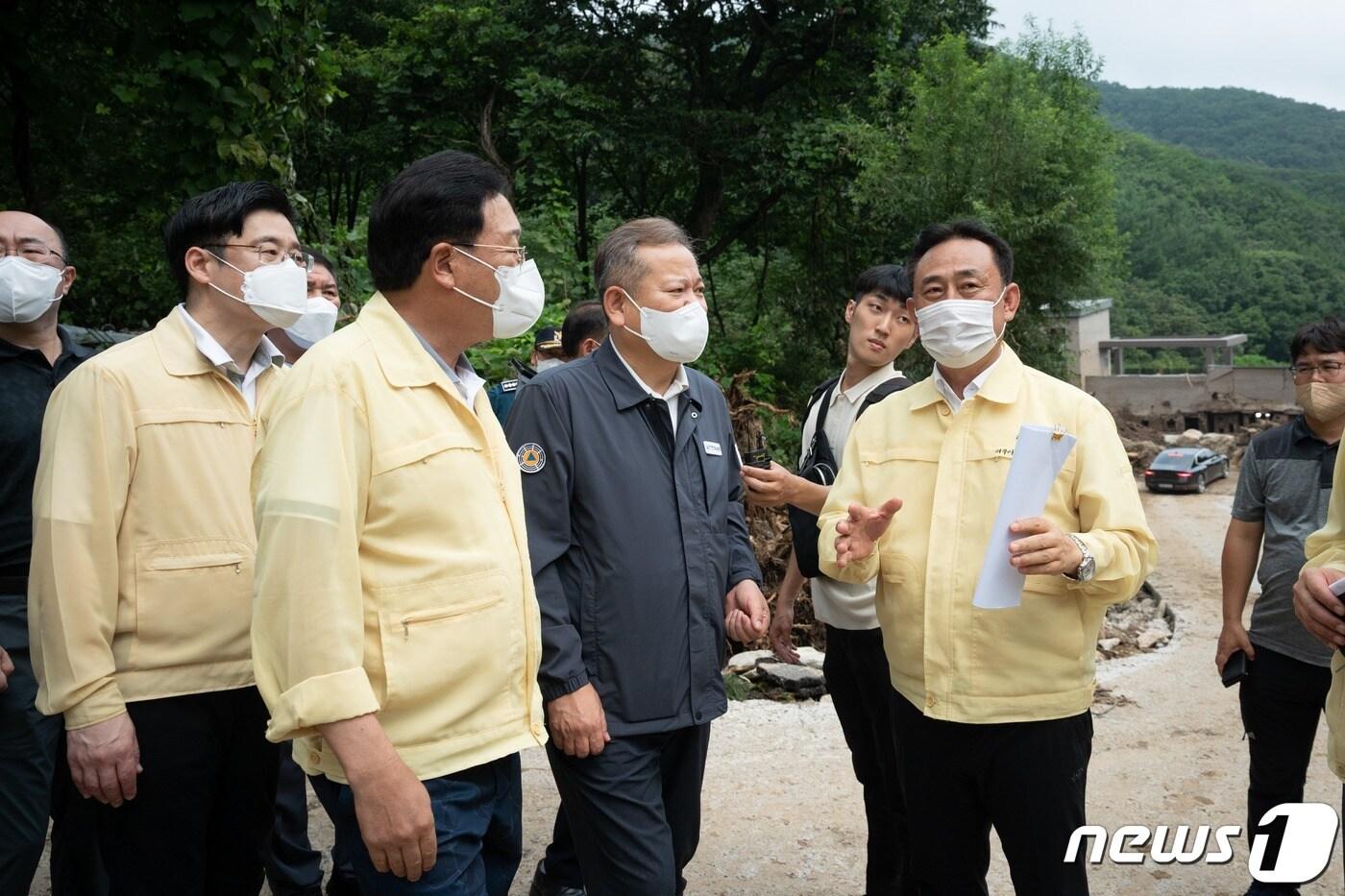 이충우 여주시장&#40;오른쪽&#41;이 이상민 행안부 장관&#40;가운데&#41;에게 산북면을 특별재난지역으로 선포해 줄 것을 건의하고 있다.&#40;여주시 제공&#41;