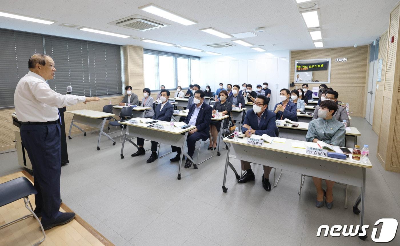 스피치 교육받는 홍성군의회 의원들&#40;홍성군 의회 제공&#41;ⓒ 뉴스1