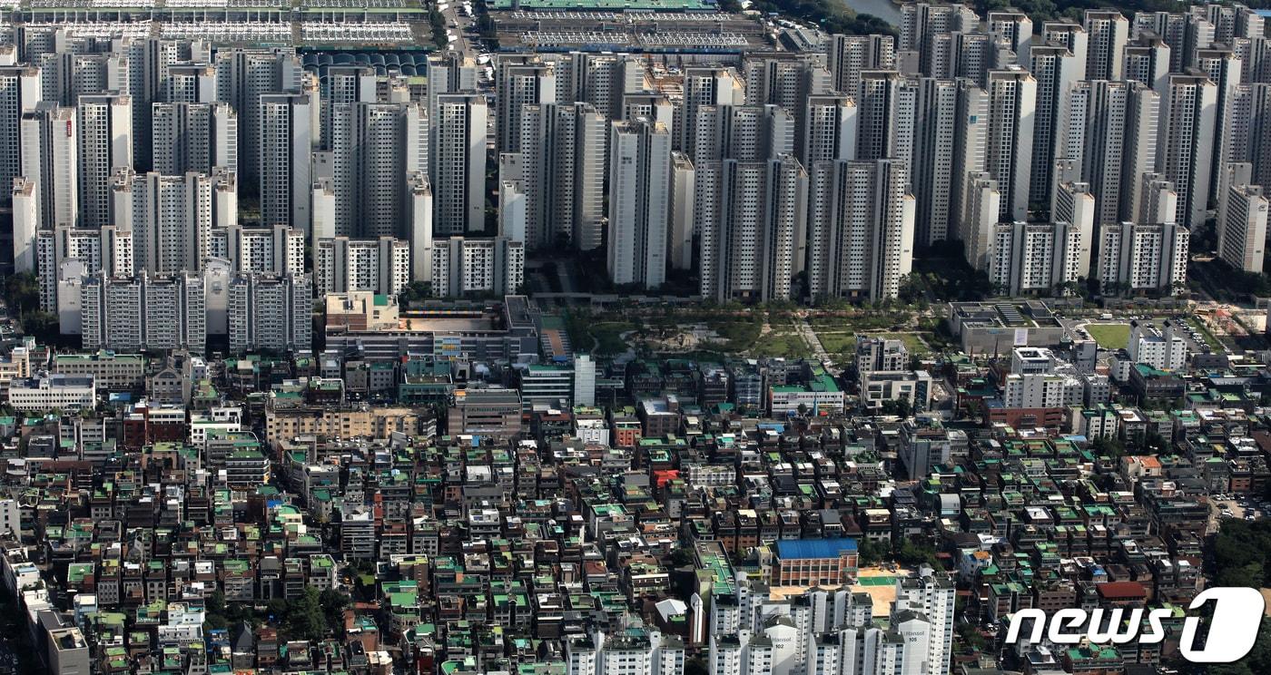 서울 송파구 롯데월드타워 서울스카이에서 바라본 아파트와 빌라 밀집지역. 2022.8.16/뉴스1 ⓒ News1 구윤성 기자