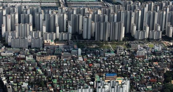 서울 송파구 롯데월드타워 서울스카이에서 바라본 아파트와 빌라 밀집지역. 2022.8.16/뉴스1 ⓒ News1 구윤성 기자