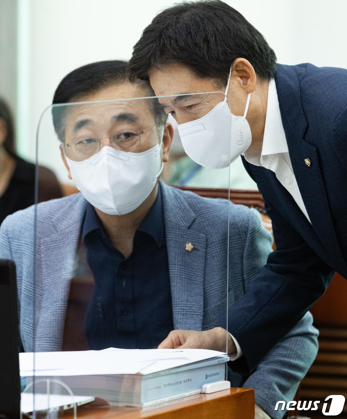 김윤덕 더불어민주당 문화체육관광위원회 간사&#40;왼쪽&#41;와 이용호 국민의힘 간사가 17일 오후 서울 여의도 국회에서 열린 문화체육관광위원회 전체회의에서 대화를 하고 있다. 2022.8.17/뉴스1 ⓒ News1 이재명 기자