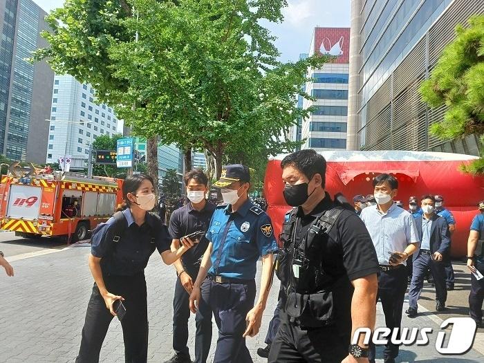 윤시승 서울청 경비부장이 화물연대의 점거 농성이 진행중인 서울 강남구 하이트진로 본사를 찾아 현장점검 후 떠나고 있다.2022.8.17/뉴스1 ⓒ 뉴스1 임세원 기자