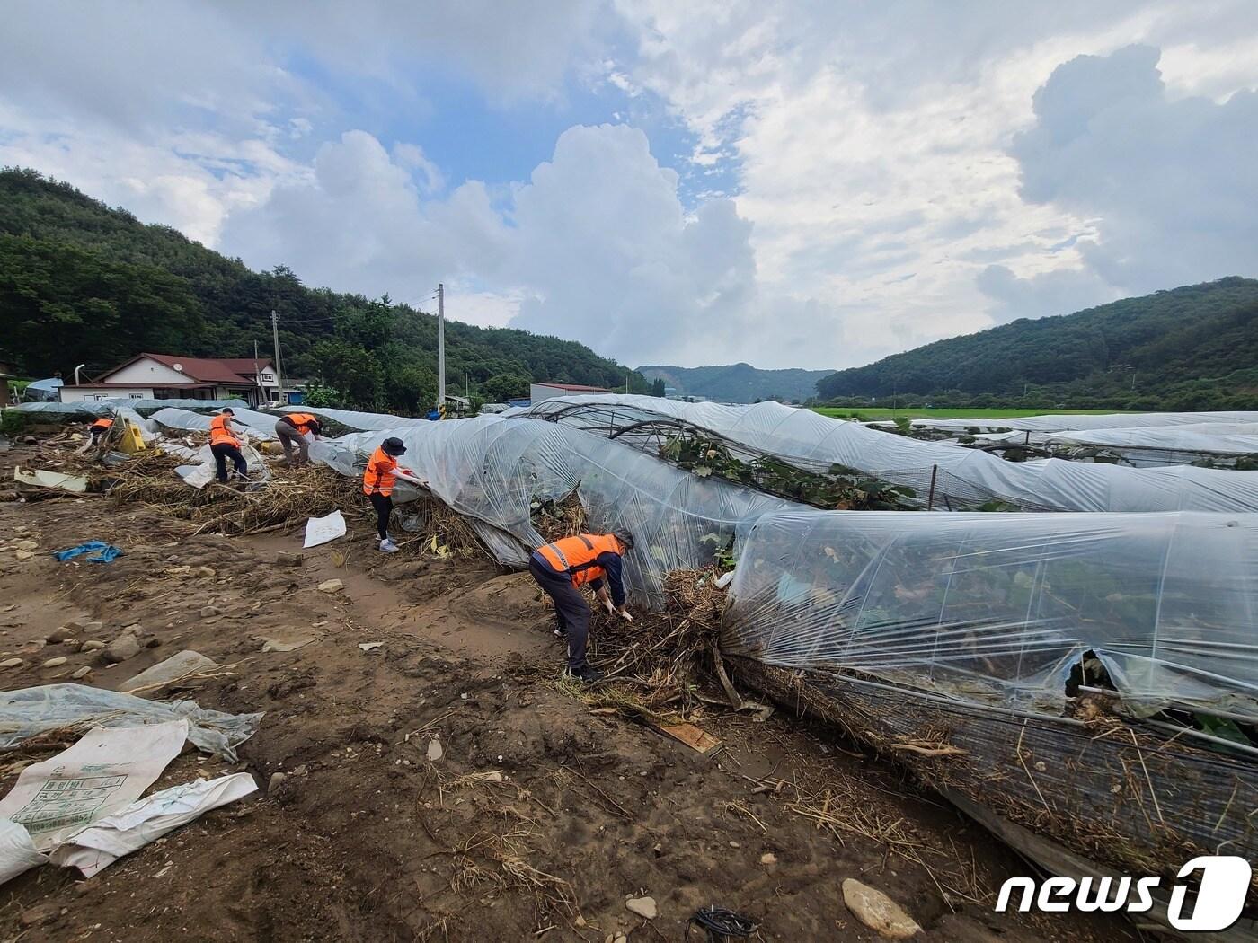 소방청 소속 소방공무원들이 지난 17일 오전 충남 부여군 은산면 홍산리를 찾아 수해복구 지원활동을 하고 있다. &#40;소방청 제공&#41; /뉴스1