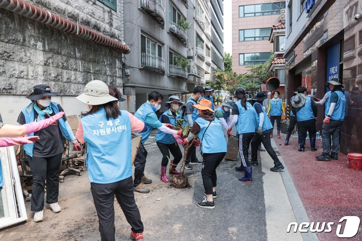 전남 구례군청 공직자들이 16일 서울시 동작구 수해지역을 방문해 피해 복구에 힘을 모으고 있다.&#40;구례군 제공&#41;2022.8.17/뉴스1 ⓒ News1 김동수 기자