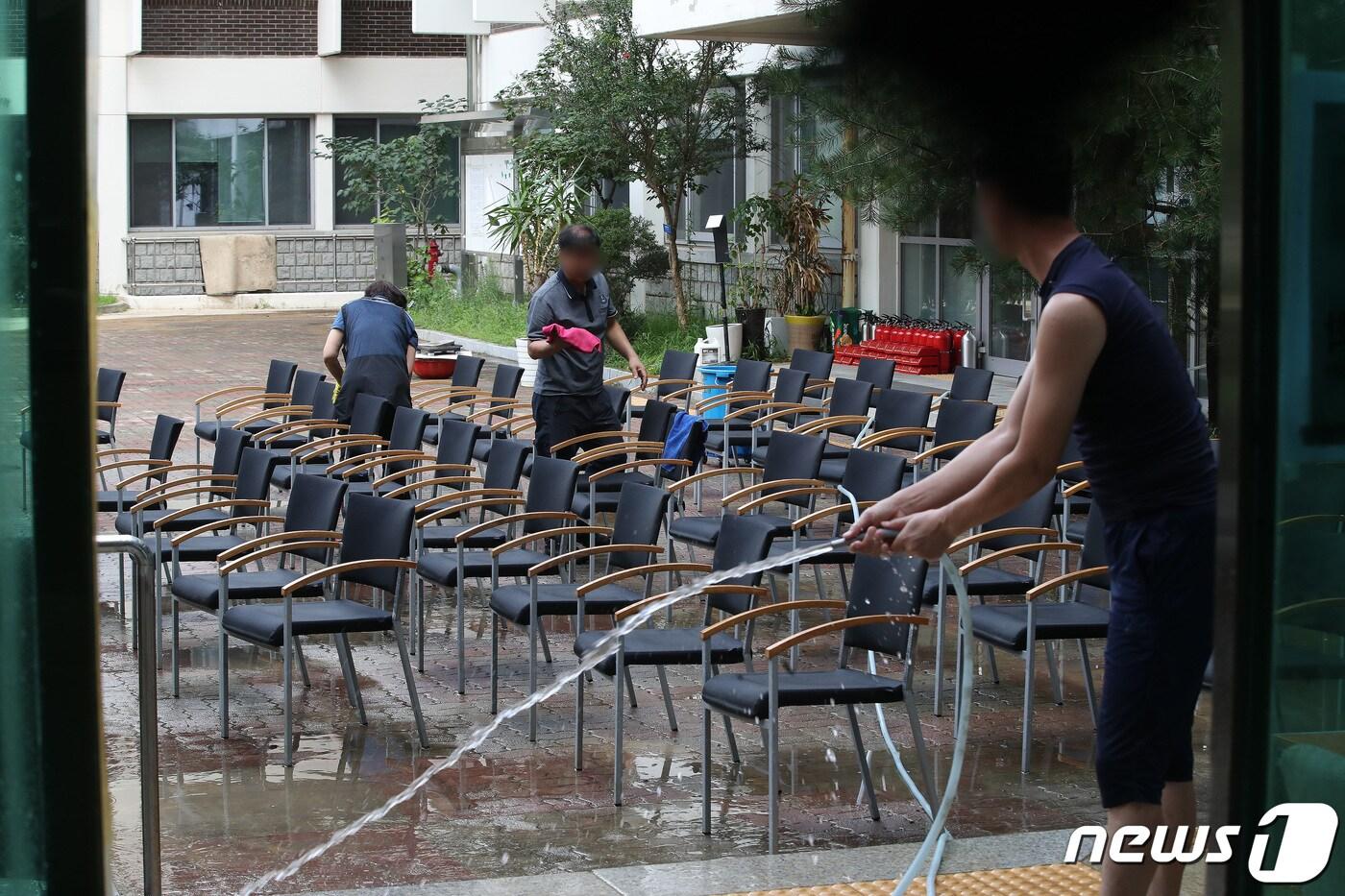 서울 관악구 서울대학교 사범대학에서 지난 18일 관계자들이 침수 피해 복구에 나서고 있다. 서울대 사범대학은 지난주 내린 집중호우 침수 피해로 2학기 대면 수업 일부를 비대면으로 전환하기로 했다. 2022.8.18/뉴스1 ⓒ News1 임세영 기자