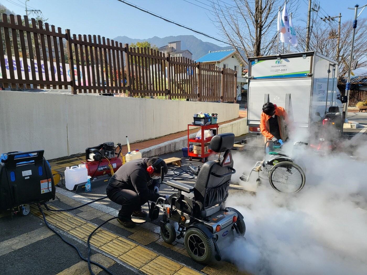 산청군 산엔청복지관 노인 장애인 보행보조기 수리 지원사업 모습&#40;산청군 제공&#41;