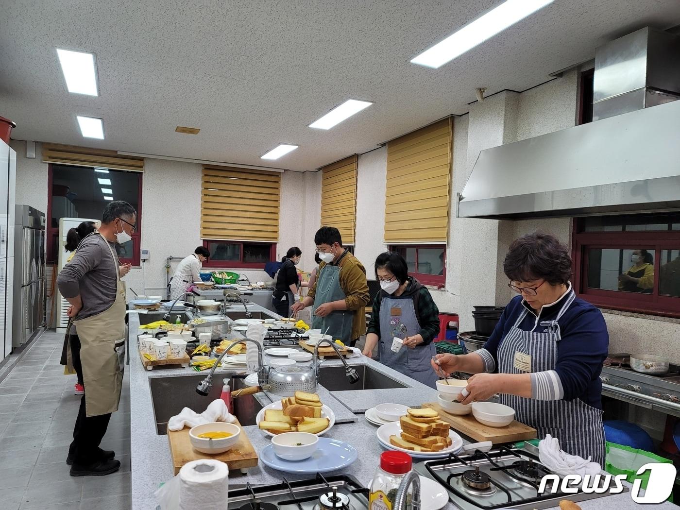 전북 고창군이 8월22일부터 29일까지 8일간 하반기 여성회관 교육생을 모집한다.  여성회관 요리수업&#40;고창군 제공&#41; 