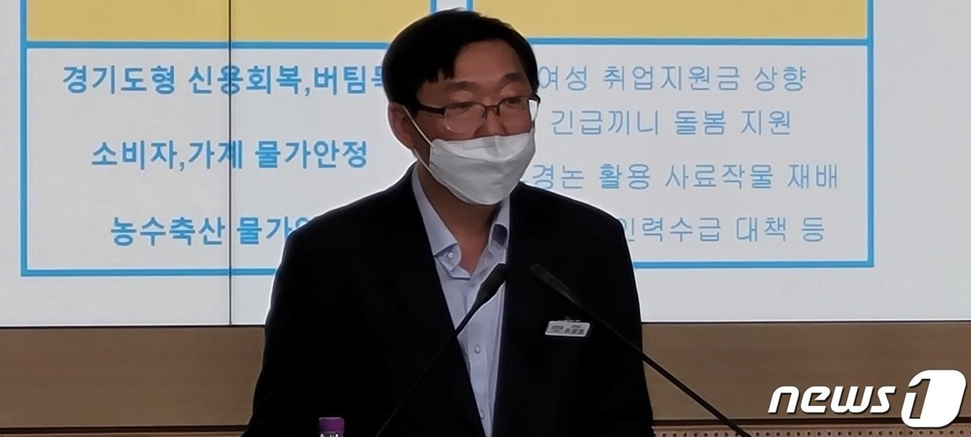 류광열 경기도 경제실장은 18일 오후 경기도청에서 기자회견을 열고 경기도가 러-우 전쟁, 코로나19, 물가 상승, 경기 침체 등 대내외적 여건으로 위기를 겪는 민생경제 안정에 2359억원을 투입하는 내용의 &#39;비상경제 대응 분야 제1회 추경 시행대책&#39;을 발표했다.