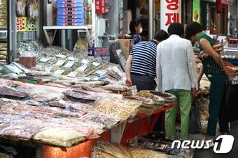 사진은 서울 시내의 한 전통시장에서 시민들이 장을 보는 모습. &#40;뉴스1DB&#41; ⓒ News1 임세영 기자