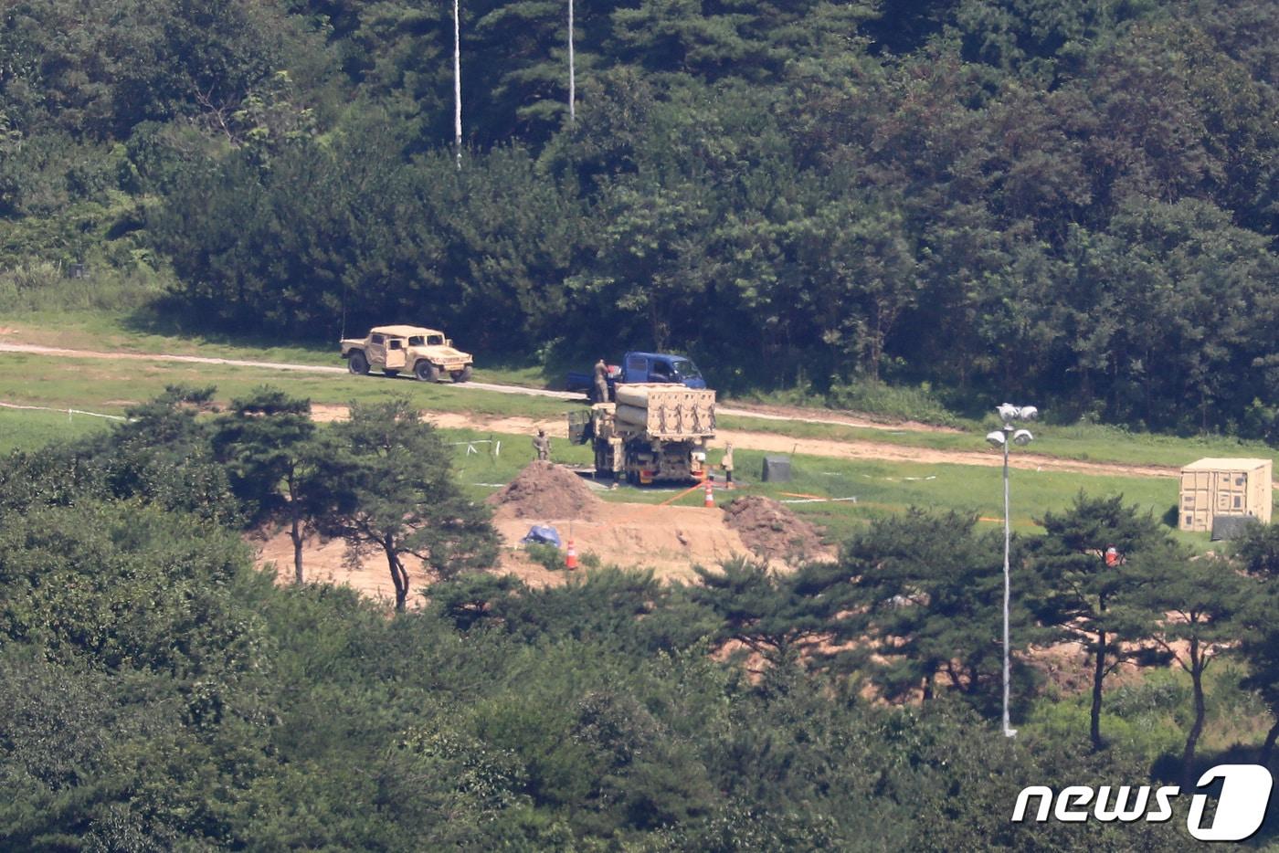 경북 성주군 초전면 소성리 사드&#40;THAAD·고고도 미사일 방어체계&#41; 기지에서 주한미군 관계자들이 사드 발사대를 점검하는 모습. 2022.8.18/뉴스1 ⓒ News1 공정식 기자