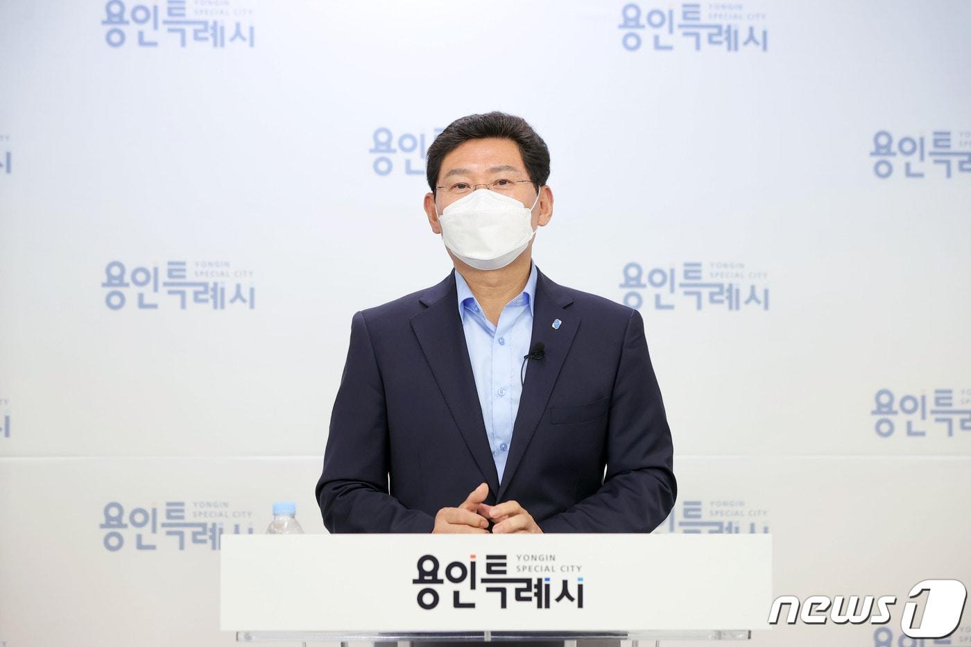 이상일 용인특례시장이 18일 취임 50일을 맞아 언론브리핑을 갖고 반도체 산업 육성 전략을 설명하고 있다.&#40;용인시 제공&#41;