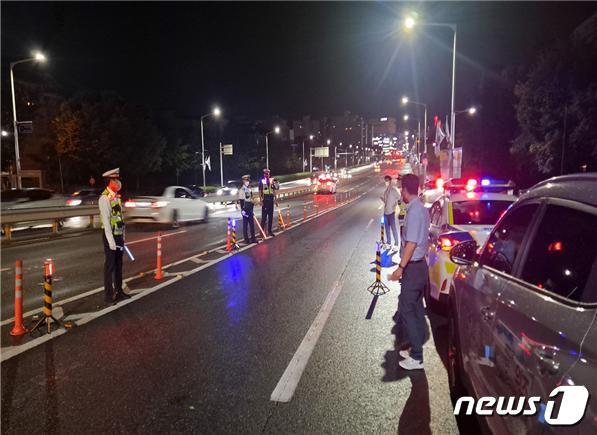 강원 원주시와 원주경찰서가 지난 17일 지역 내 한 도로에서 음주운전 단속과 지방세 체납 단속을 함께 실시했다. &#40;원주시 제공&#41; 2022.8.19/뉴스1