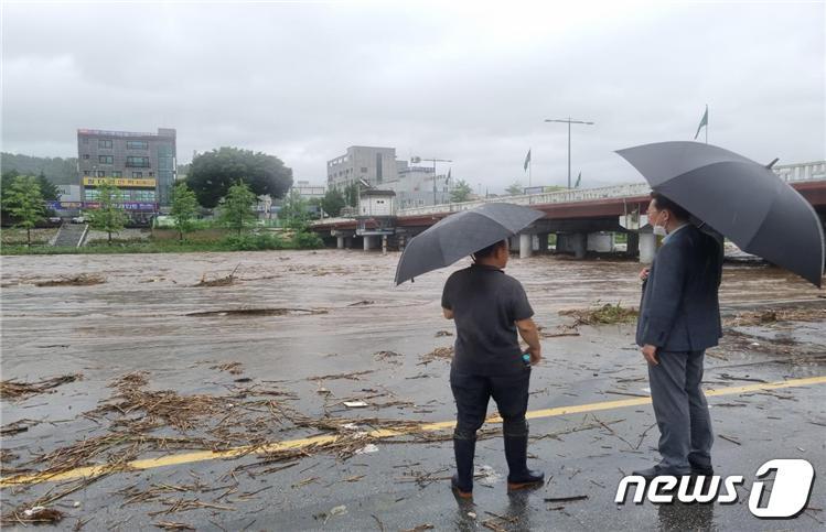 지난 9일 기록적 폭우로 강원 원주시 내 곳곳에서 피해가 발생한 가운데, 당시 원강수&#40;오른쪽&#41; 원주시장이 피해지역을 확인하면서 조치에 나서고 있다. &#40;뉴스1 DB&#41;