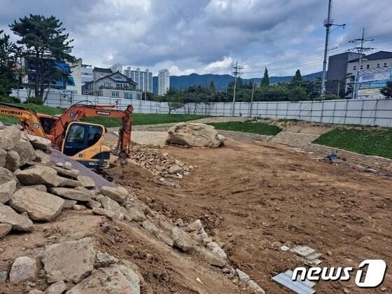 박석을 들어내면서 훼손 논란이 제기된 경남 김해시 구산동 지석묘. 2022.8.5. ⓒ 뉴스1 김명규 기자