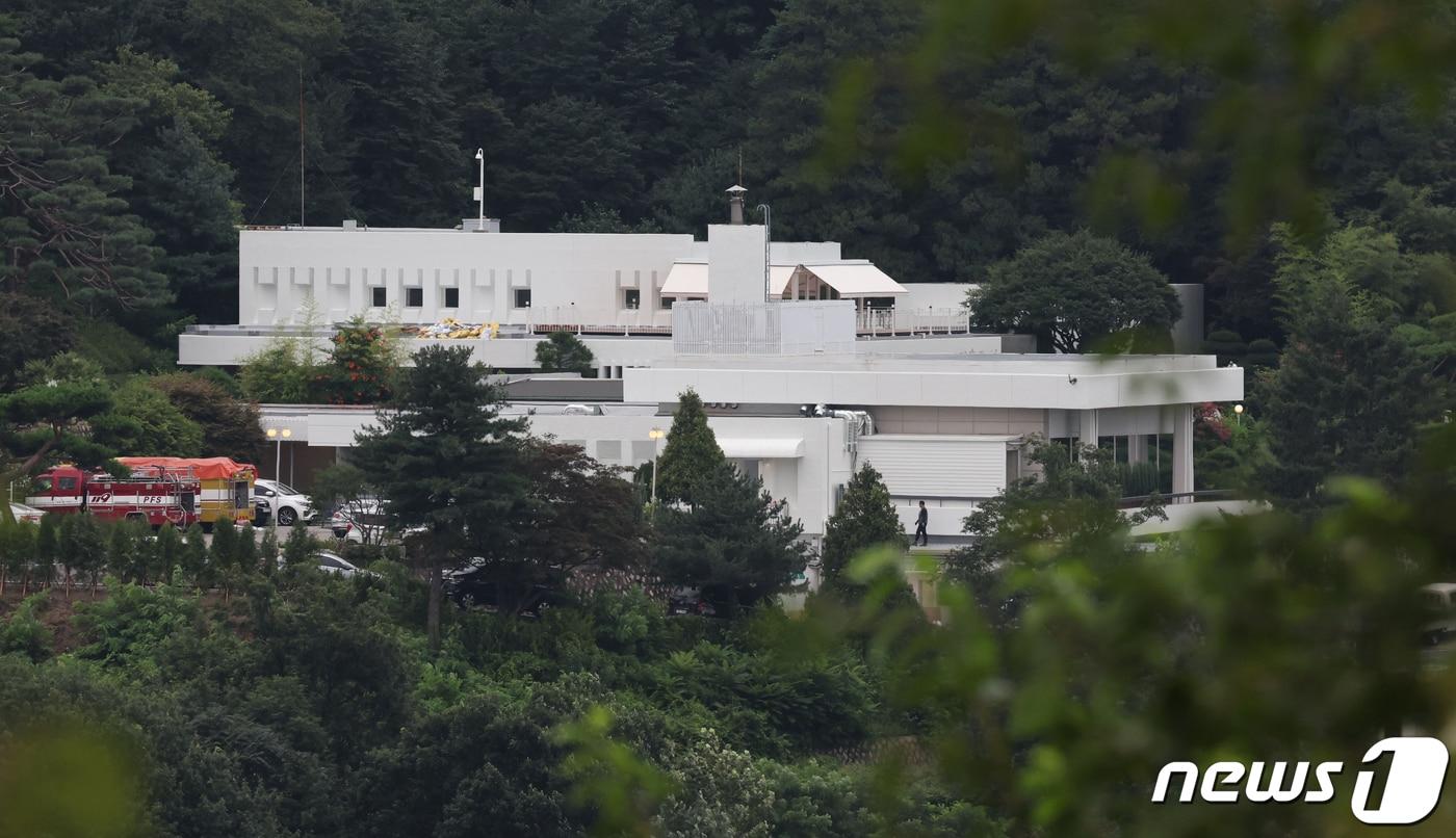 2일 서울 용산구 한남동 옛 외교부장관 공관에서 대통령 관저 공사가 한창 진행되고 있다. &#40;대통령실사진기자단&#41; 2022.8.2/뉴스1 ⓒ News1 오대일 기자