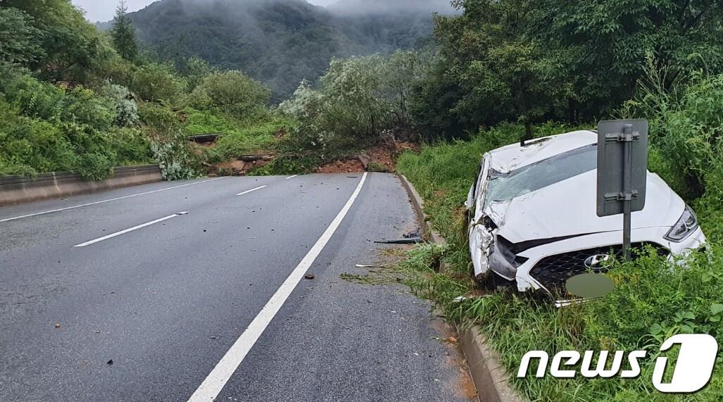 20일 오전 4시 37분쯤 충북 단양군 적성면 중앙고속도로 제천터널 인근에서 산사태가 발생해 도로가 전면 통제됐다.&#40;충북소방본부 제공&#41;