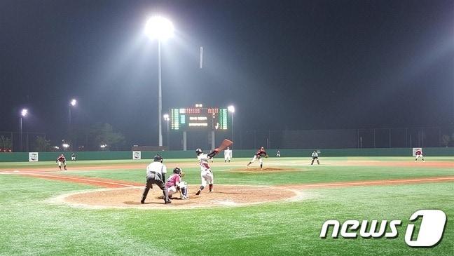 충북 보은군 스포츠파크 내 야구장에서 야간 경기하는 장면. &#40;보은군 제공&#41;/뉴스1