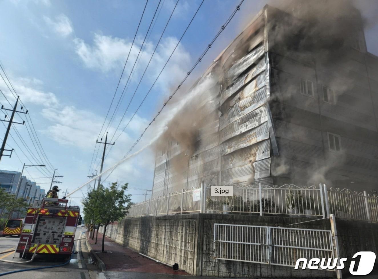 22일 오전 8시26분께 충남 예산군 고덕면 예당일반산업단지 썬팅필름 제조 공장에서 불이 났다. &#40;예산소방서 제공&#41; 