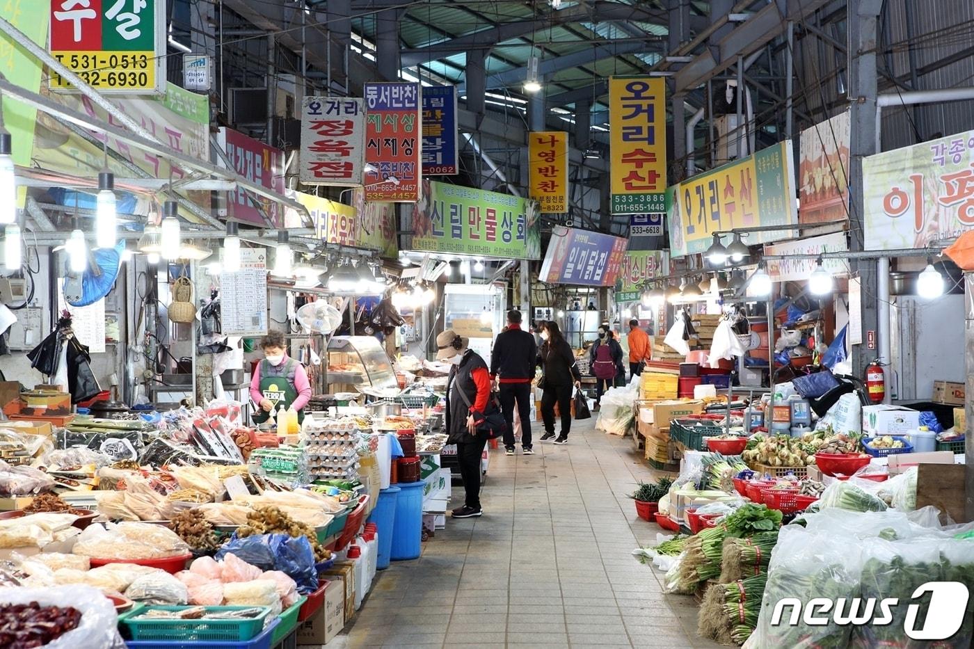 전북 정읍시가 어려움을 겪고 있는 전통시장 상인들의 피해 회복과 전통시장 활성화를 위해 온누리상품권 환급행사인 ‘전통시장 소비 쿠폰&#40;온누리상품권&#41; 지원사업’을 추진한다. 정읍 샘고을시장 내부&#40;정읍시제공&#41;