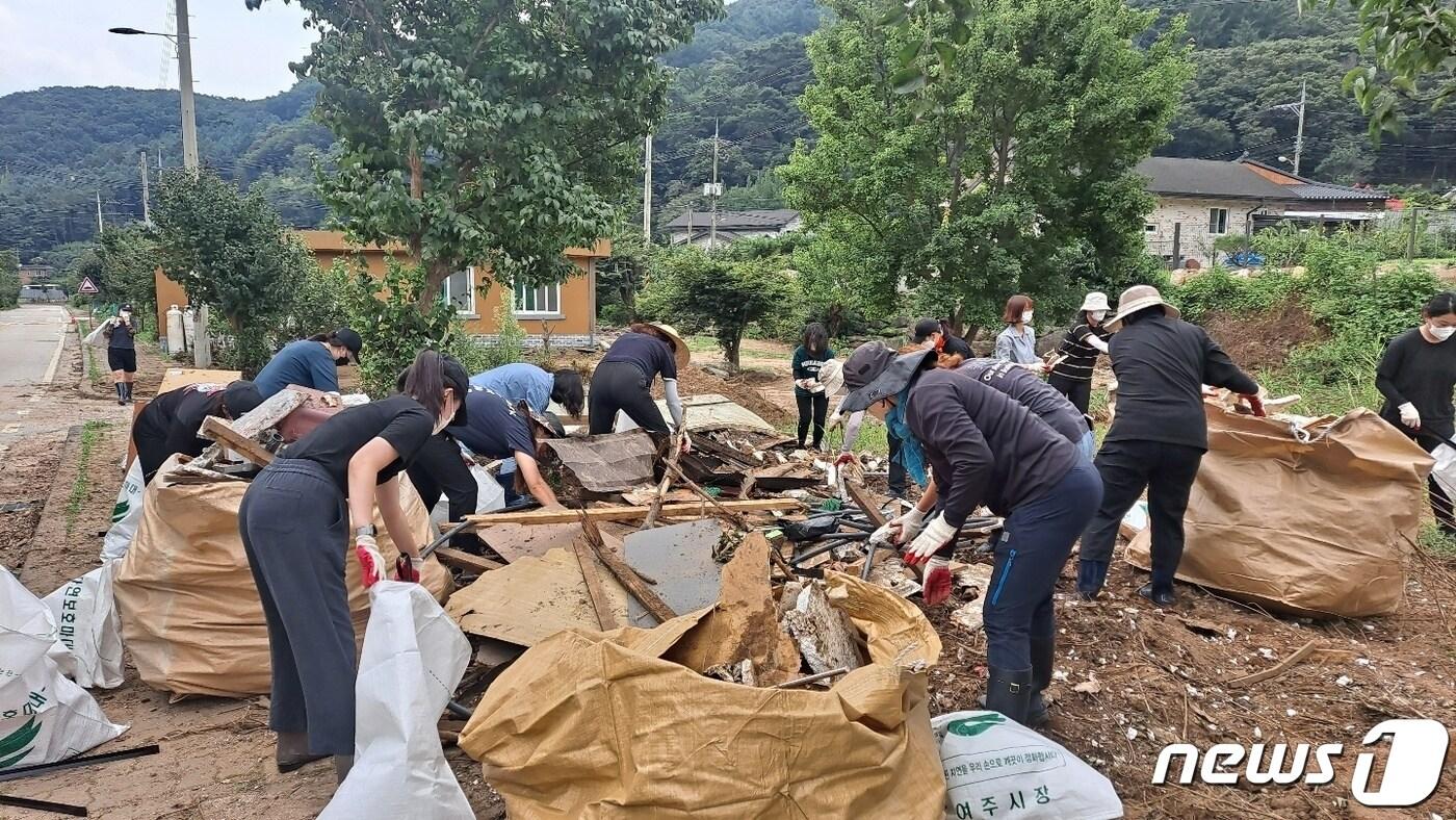 여주시 공무원들이 산북면에서 수해복구 작업을 하고 있는 모습.&#40;여주시 제공&#41;