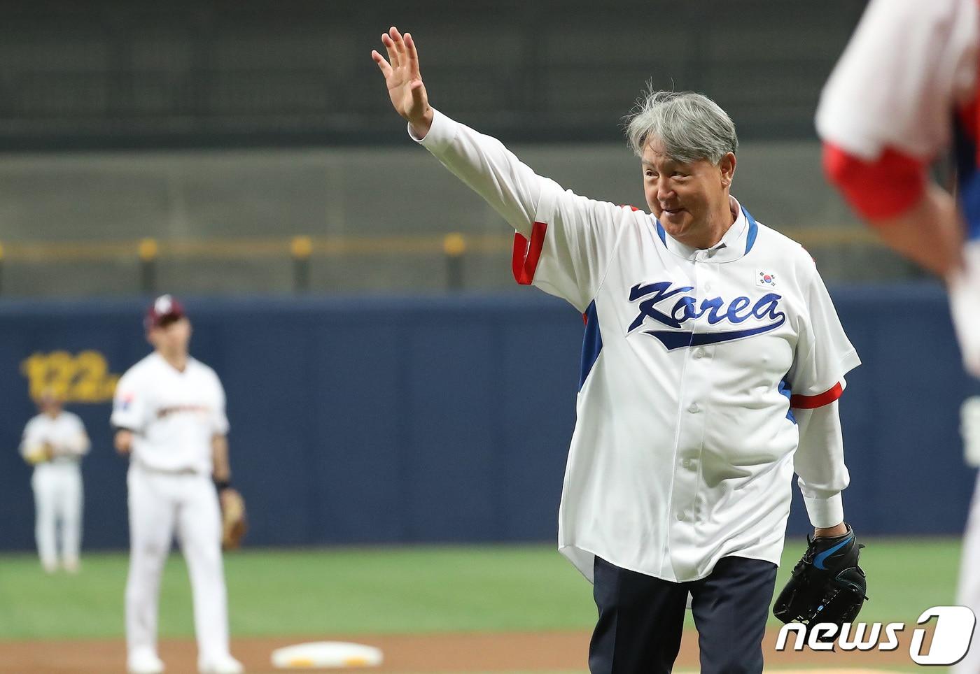 야구의 날을 맞은 23일 오후 고척스카이돔에서 열린 프로야구 &#39;2022 신한은행 SOL KBO리그&#39; KIA 타이거즈와 키움 히어로즈의 경기에 앞서 김경문 전 국가대표팀 감독이 시구를 마친 뒤 손인사를 하고 있다. 2022.8.23/뉴스1 ⓒ News1 이동해 기자