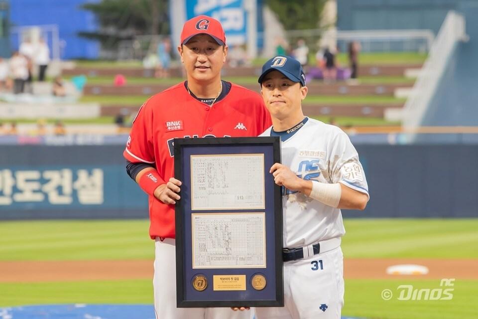 이대호&#40;왼쪽&#41;가 23일 KBO리그 창원 롯데 자이언츠-NC 다이노스 경기를 앞두고 진행된 은퇴투어 행사에서 손아섭으로부터 기념 선물을 받았다.&#40;NC 다이노스 제공&#41;