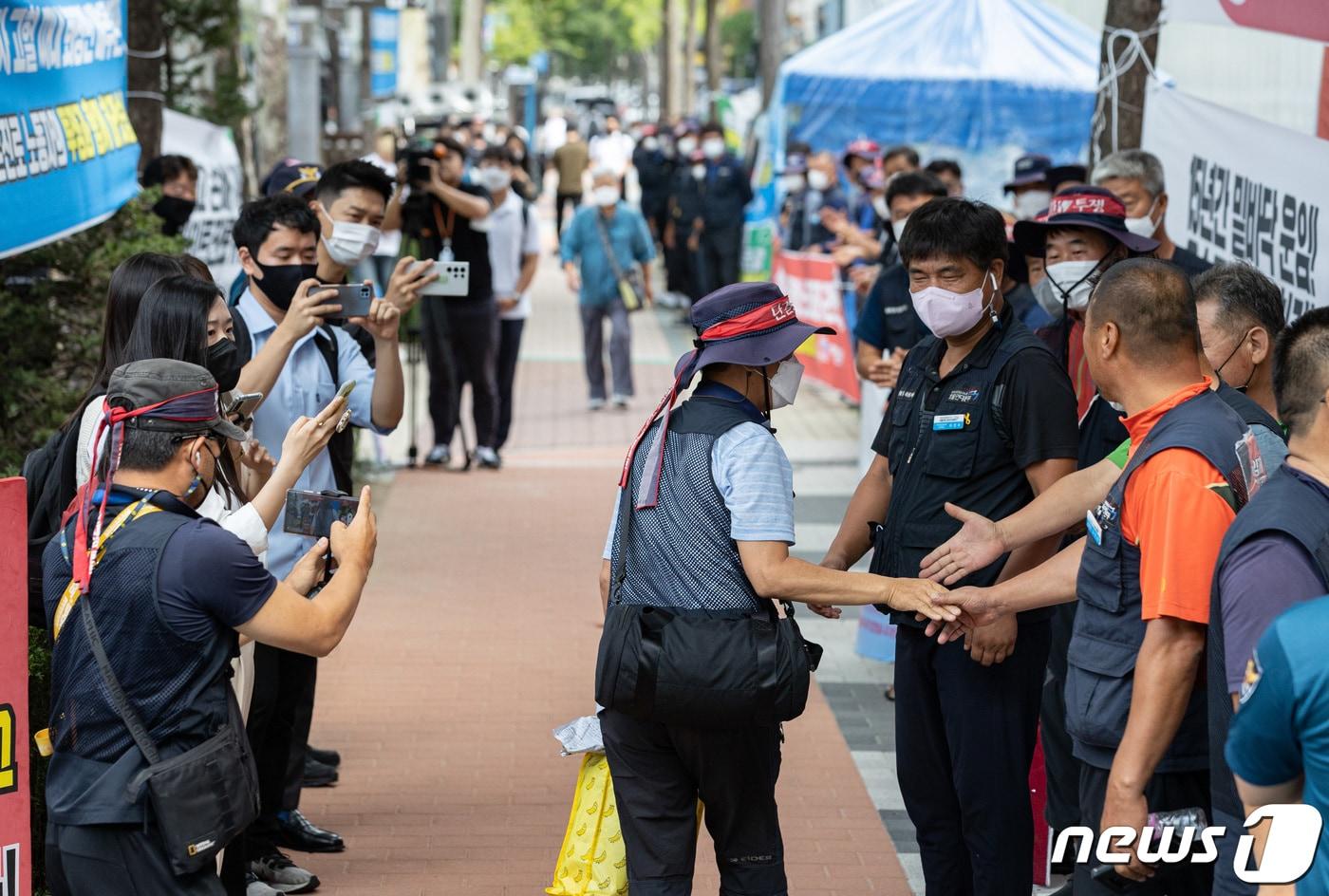 전국민주노동조합총연맹&#40;민주노총&#41; 공공운수노조 화물연대 조합원들이 24일 오전 서울 강남구 하이트진로 본사에서 로비 점거 농성을 마친 후 나오고 있다. 2022.8.24/뉴스1 ⓒ News1 이재명 기자