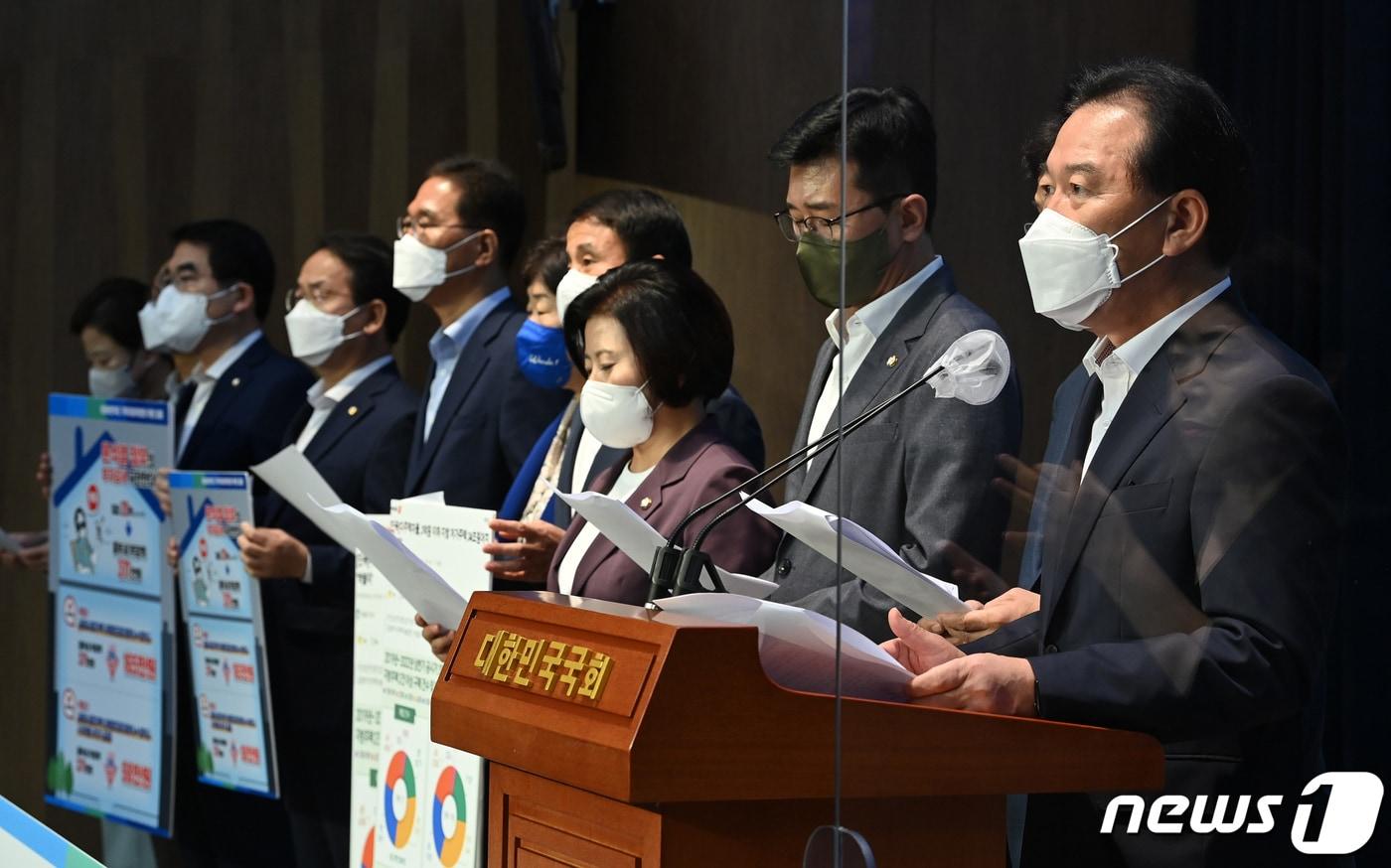 정태호 더불어민주당 의원&#40;오른쪽&#41;을 비롯한 야당 기재위원들이 24일 서울 여의도 국회 소통관에서 세제개편안과 관련 기자회견을 열고 윤석열 정부와 국민의힘의 노골적인 부자감세 추진을 규탄하고 있다. &#40;공동취재&#41; 2022.8.24/뉴스1 ⓒ News1 유승관 기자