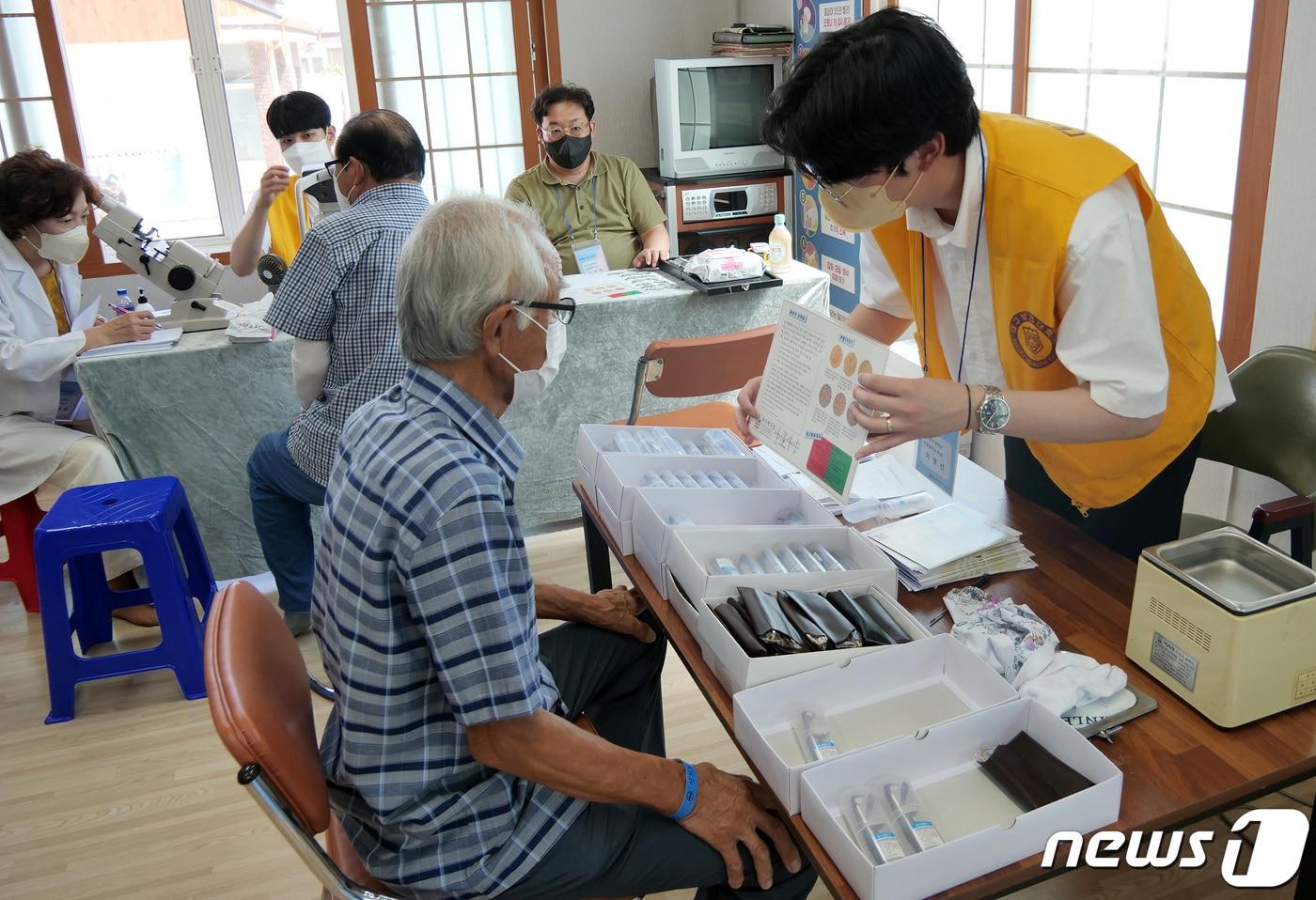 대구보건대학교 교수와 학생들이 경북 울진군 월송2리를 찾아 의료봉사활동을 펼치고 있다.. &#40;대구보건대 제공&#41; 